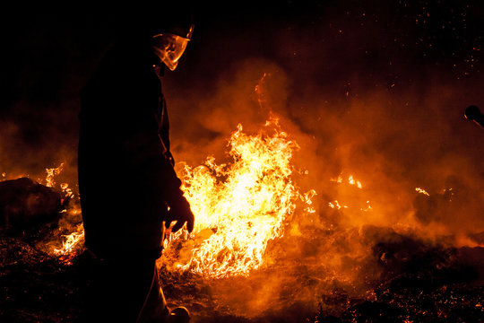 Strażak walczący z pożarem