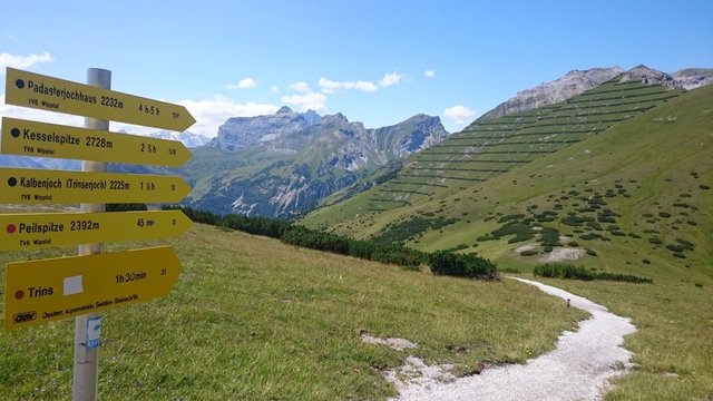 Wegweiser in den Bergen