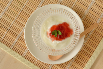 ヨーグルトと苺ジャム
