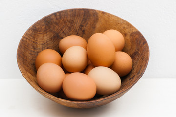 Eier in Holzschale