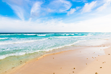 Fototapeta na wymiar Ocean waves, white sand beach, Caribbean sea