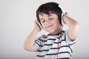 niño con auriculares