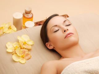 Obraz na płótnie Canvas woman in spa salon lying on the massage desk