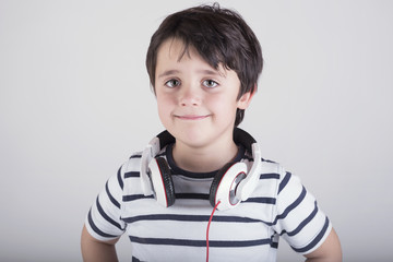 niño con auriculares