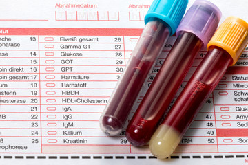 Blutuntersuchung, Blutproben auf einem Laborformular