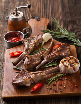 Grilled fresh lamb chops with herbs and spices