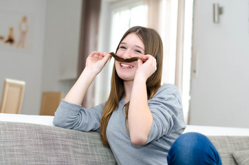 Teenager mit langen Haaren
