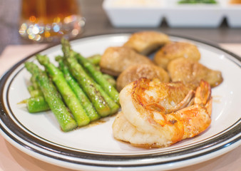 prawn steak with mushroom and asparagus