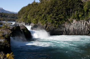 Río con cascada, Chile