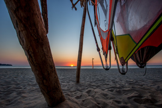 Equipment einer Surfschule am Strand im Sonnenaufgang