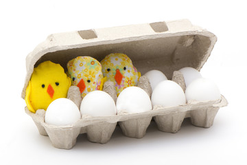 яйца и цыплята в закрытой коробке