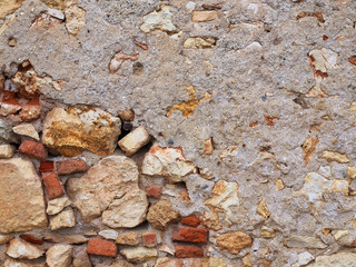 Alte marode Wand aus unterschiedlichen Steinen