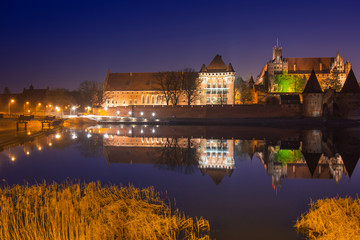 Fototapeta premium Zamek krzyżacki w Malborku o zmierzchu, Polska