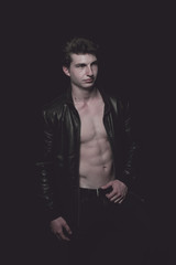 Naklejka premium Mann mit Lederjacke