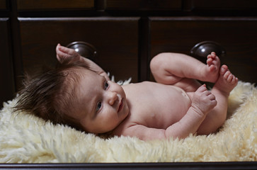 Baby liegt in der Schublade 2