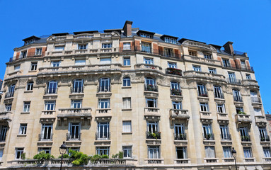 Fototapeta na wymiar bel immeuble parisien