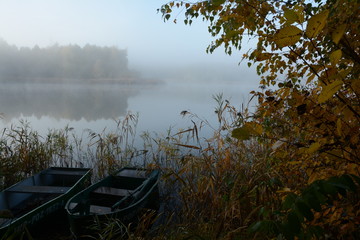 Łodzie nad jeziorem © Robtas