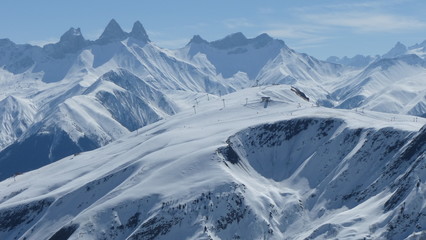Winterpanorama mit Les Aiguelles d‘Arves im Skigebiet Les Sybelles