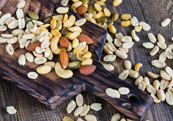 Scatterede nuts. Wooden background