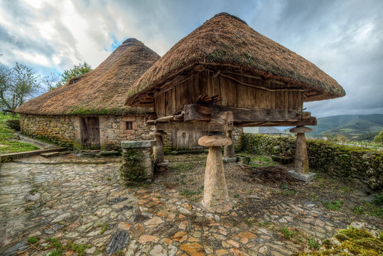 Pallozas, antiguas viviendas t&iacute;picas de la monta&ntilde;a, en Piornedo, Ancares, Lugo, Galicia
