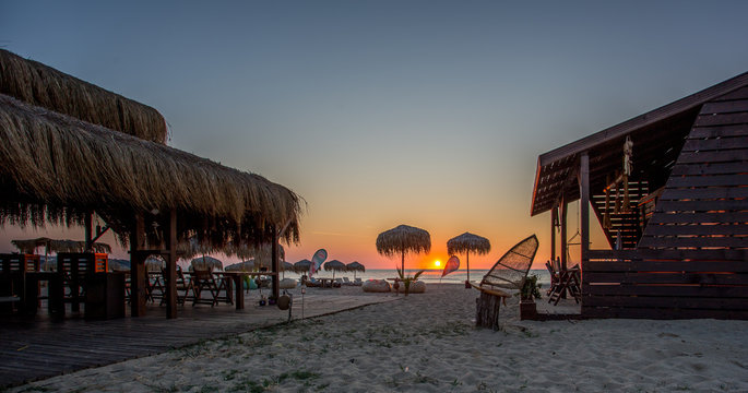  Strandbar im Sonnenaufgang am fr&uuml;hen Morgen