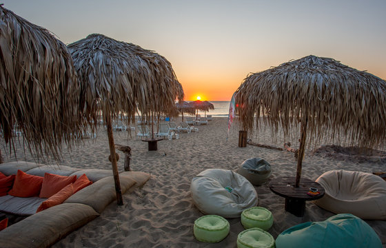  Strandbar im Sonnenaufgang am fr&uuml;hen Morgen