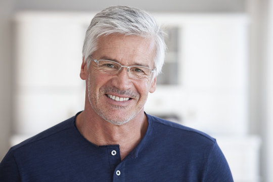 Portrait of smiling mature man with stubble wearing spectacles