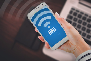     Bargeldloses Bezahlen mit NFC (near field communication) Technologie über ein Smartphone 