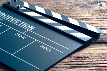 Obraz premium movie clapper on wooden background