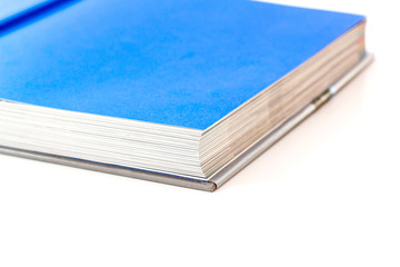 Aufgeschlagenes Buch. Buchrücken als Hardcover aus der Buchbinderei. 