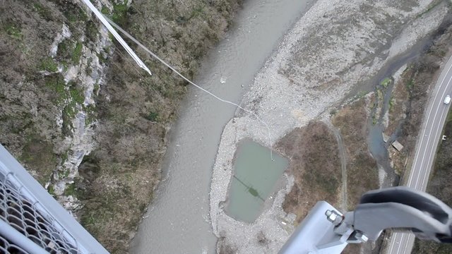 Ropejumping from a suspension bridge