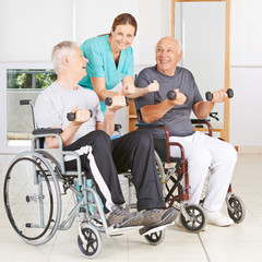 Physiotherapeutin mit zwei Senioren im Rollstuhl