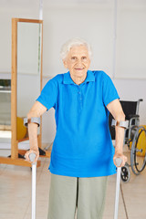 Alte Frau mit Krücken bei Physiotherapie