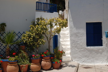 Naklejka premium Utanför ett grekiskt hus