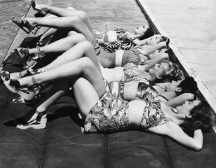 Gordijnen Group of women relaxing in a row together  © everettovrk