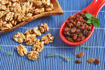 Peeled walnuts and dry raisins