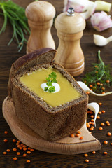 Lentil soup in the bowl of bread.