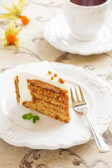 Honey cake with caramel.