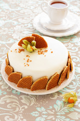 Honey cake with caramel.