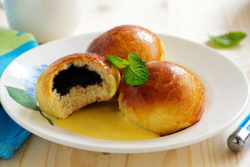 Buns with poppy filling and vanilla cream.