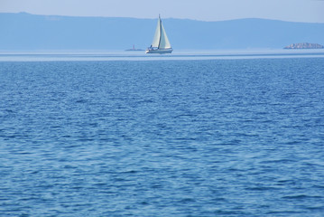 Obraz premium Sailing boat at sea