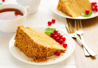 Honey cake with vanilla cream.