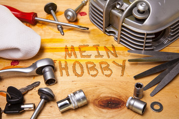 Werkzeug auf Holzfläche „meine Hobby“
