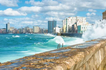 Selbstklebende Fototapeten The Havana skyline with big waves on the sea © kmiragaya