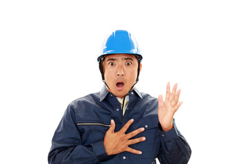 驚いた表情の労働者
