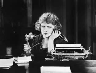 Rolgordijnen Confused woman on telephone  © everettovrk