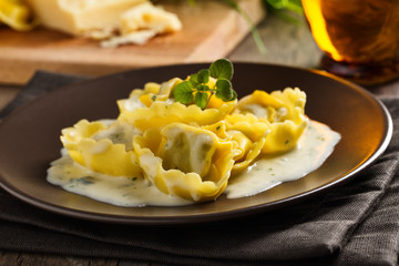 Tortelloni mit Käsesauce - tortellinis with cheese sauce