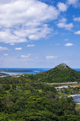 Obraz premium 沖縄 本部町の円錐カルスト