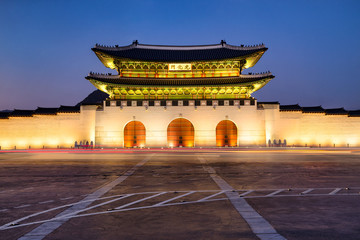 Naklejka premium Pałac Gyeongbokgung w Seulu w Korei jako panorama nocą