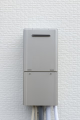 住宅　設備　給湯器　外壁